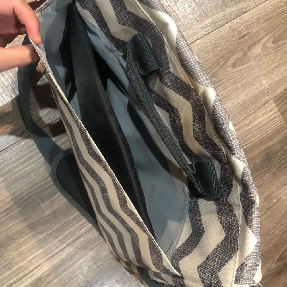 Baby Bag Skip Hop Chevron Patterned in Gray and White - Picture 6 of 8